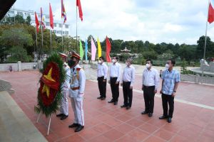 Bí thư Tỉnh ủy Nguyễn Hồng Lĩnh dâng hương Đền thờ Liệt sĩ nhân kỷ niệm 2-9