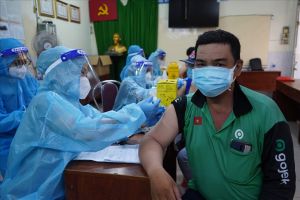 Người dân ngóng chờ được tiêm vaccine