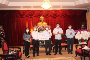 Lãnh đạo tỉnh tiếp nhận 100 tấn gạo phòng, chống dịch Covid-19