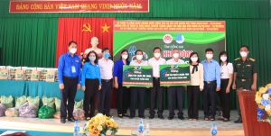 Tổ chức chương trình 4 ngàn túi quà và 1 ngàn túi thuốc nghĩa tình