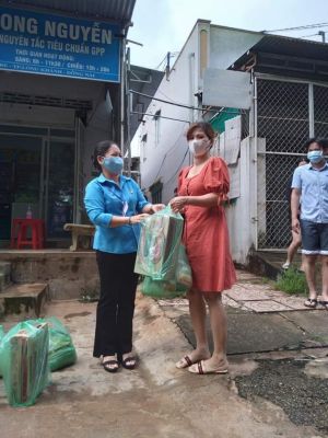 Cán bộ công đoàn đồng hành cùng công nhân trong mùa dịch