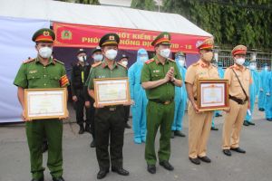 Trao bằng khen của Thủ tướng Chính phủ và Bộ Công an cho lực lượng tuyến đầu chống dịch