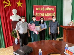 Kết nạp đảng viên cho dân quân trên tuyến đầu chống dịch