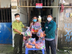 Tặng quà cho công nhân người dân tộc thiểu số và tín đồ tôn giáo khó khăn do dịch Covid-19