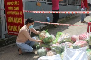 Nữ cán bộ Công đoàn tận tâm chăm lo cho người dân trong mùa dịch