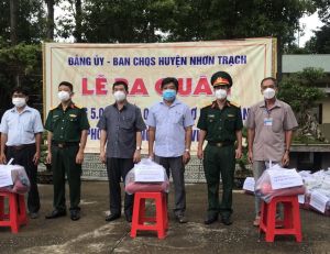 Trao tặng 900 phần quà hỗ trợ người dân khó khăn do dịch Covid-19