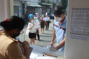 Chờ đợi cấp giấy đi đường