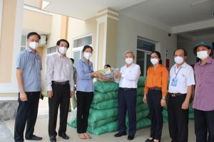 Tặng trên 12 ngàn phần quà từ chương trình “Trao túi an sinh - gửi niềm tin chống dịch”