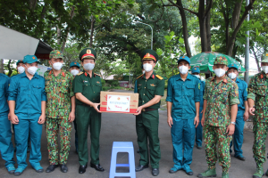 Chính ủy Quân khu 7 thăm và tặng quà động viên lực lượng tuyến đầu chống dịch tại Đồng Nai