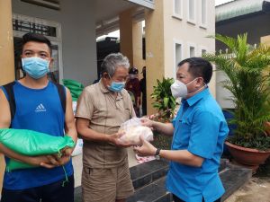 Trao túi an sinh cho người dân có hoàn cảnh khó khăn do dịch bệnh Covid-19