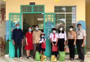 Tặng 61 điện thoại thông minh cho học sinh nghèo