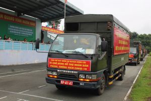 Xuất quân tặng 2,5 ngàn phần quà giúp dân chống dịch Covid-19