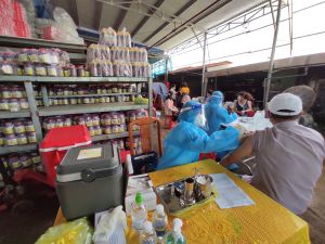 Người dân phấn khởi khi được tiêm vaccine