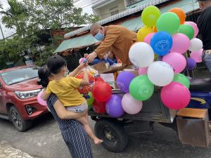 Trao tặng nhiều vật tư y tế cho các bệnh viện dã chiến và quà trung thu cho các bệnh nhi