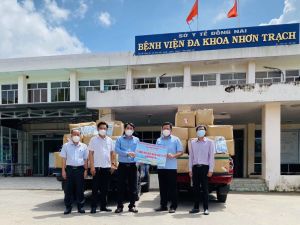 Trao tặng 1,5 ngàn bộ đồ bảo hộ y tế cho các khu cách ly, phong tỏa