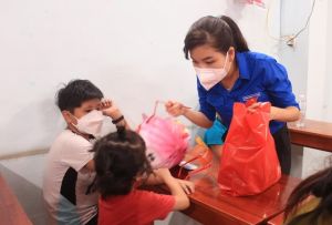 Nestlé Việt Nam trao tặng quà cho thiếu nhi bị ảnh hưởng bởi đại dịch Covid-19