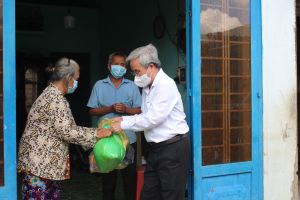 MTTQ tỉnh tặng quà đại đoàn kết đến người khó khăn TP.Biên Hòa