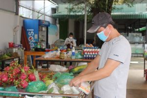 Hàng thiết yếu mùa dịch: Mỗi nơi một giá