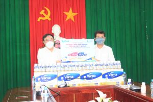 Tiếp nhận 40 ngàn chai sữa trị giá 1,3 tỷ đồng phục vụ chống dịch