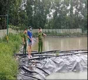 Phát hiện 2 cơ sở chăn nuôi xả thải gây ô nhiễm môi trường