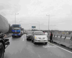 Đảm bảo an toàn khi lái xe trên đường vào mùa mưa