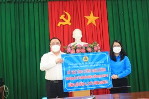 Tiếp nhận hơn 4,1 tỷ đồng hỗ trợ tuyến đầu chống dịch