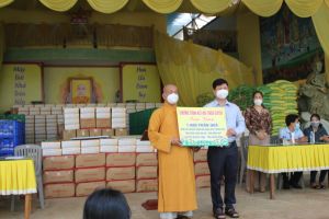 Tiếp nhận và trao tặng 1,6 ngàn phần quà cho người dân khó khăn do đại dịch