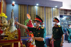 Dâng hương và tuyên truyền kỷ niệm 43 năm Ngày thành lập Sư đoàn 309