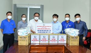 Văn phòng UBND tỉnh tặng 700 bộ đồ bảo hộ cùng 10 ngàn găng tay y tế cho Bệnh viện dã chiến số 2.