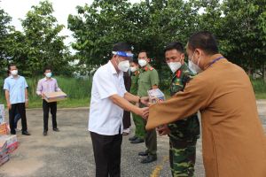 Thăm tặng quà lực lượng tuyến đầu và người dân khó khăn tại H.Nhơn Trạch