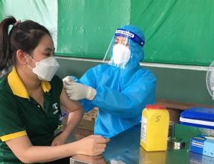 Các doanh nghiệp đẩy mạnh tiêm vaccine ngừa Covid-19