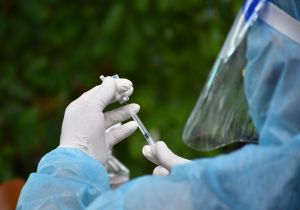 Tiêm vắc xin phòng Covid-19 có hiện tượng “vượt rào” tiêm mũi 2 sớm