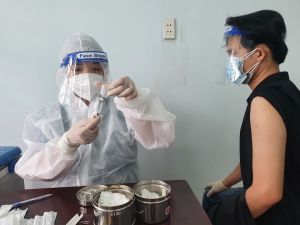 Không bắt buộc người lao động đã tiêm đủ 2 liều vaccine phải làm xét nghiệm định kỳ