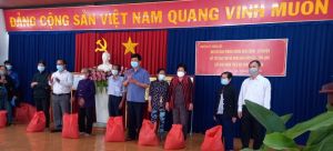 Trao tặng quà cho hơn 300 hộ đồng bào người dân tộc, đồng bào tôn giáo