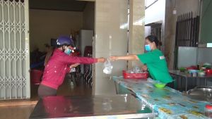 Hàng quán ăn uống rục rịch mở cửa