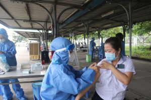 Lao động doanh nghiệp “3 tại chỗ” sẽ được tiêm vaccine 100%