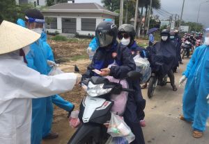 Chia sẻ khó khăn với bà con miền Trung về quê tránh dịch