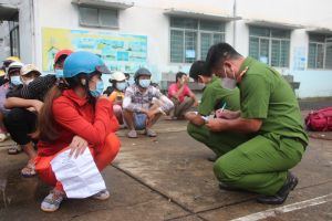 Giúp người dân về quê an toàn