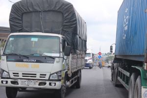 Đường sá đông đúc trở lại trong 2 ngày đầu áp dụng Chỉ thị 19