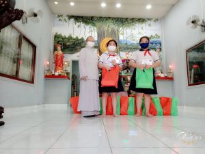 Tiếp tục trao hàng ngàn phần quà hỗ trợ người dân khó khăn trong dịch bệnh