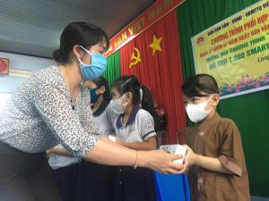 Hơn 1,5 tỷ đồng hỗ trợ mua smartphone cho học sinh khó khăn