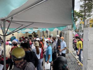 Giải quyết tình trạng đông người đến Bảo hiểm xã hội tỉnh nhận tiền hỗ trợ