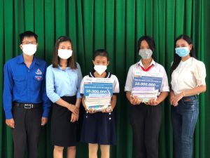 Trao học bổng cho học sinh nghèo vượt khó