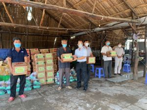 Hỗ trợ nông dân khó khăn trong dịch Covid-19