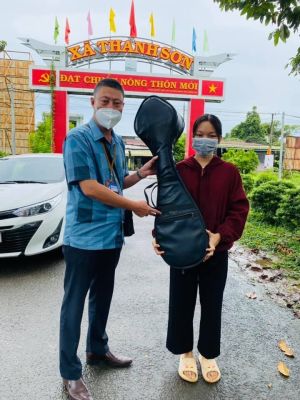 Hỗ trợ trang thiết bị học tập cho học sinh vùng dân tộc