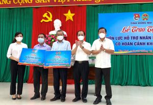 Tiếp tục trao nguồn lực hỗ trợ người dân, trẻ em khó khăn vì dịch bệnh