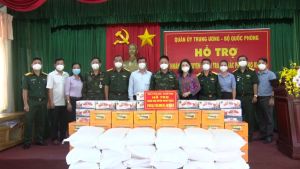 Bộ Quốc phòng tặng quà hỗ trợ nhân dân H.Nhơn Trạch