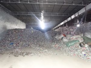 Một công ty xả thải gây ô nhiễm ra môi trường