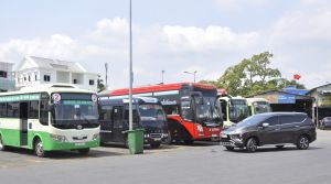 Phương tiện nằm chờ tại bến xe