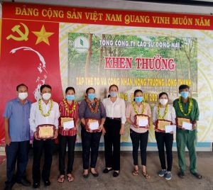 Công nhân thi đua sản xuất trong tình hình mới